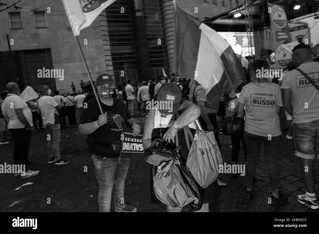 (NOTA DELL'EDITORE: L'immagine è stata convertita in bianco e nero) i sostenitori che indossano una maschera protettiva contro la diffusione del coronavirus COVID-19 partecipano ad un discorso del leader del partito italiano della Lega di estrema destra, Matteo Salvini, in gara per le prossime elezioni regionali a Napoli, Italia meridionale, il 11 settembre 2020. Foto di Paolo Manzo/NurPhoto) Foto Stock