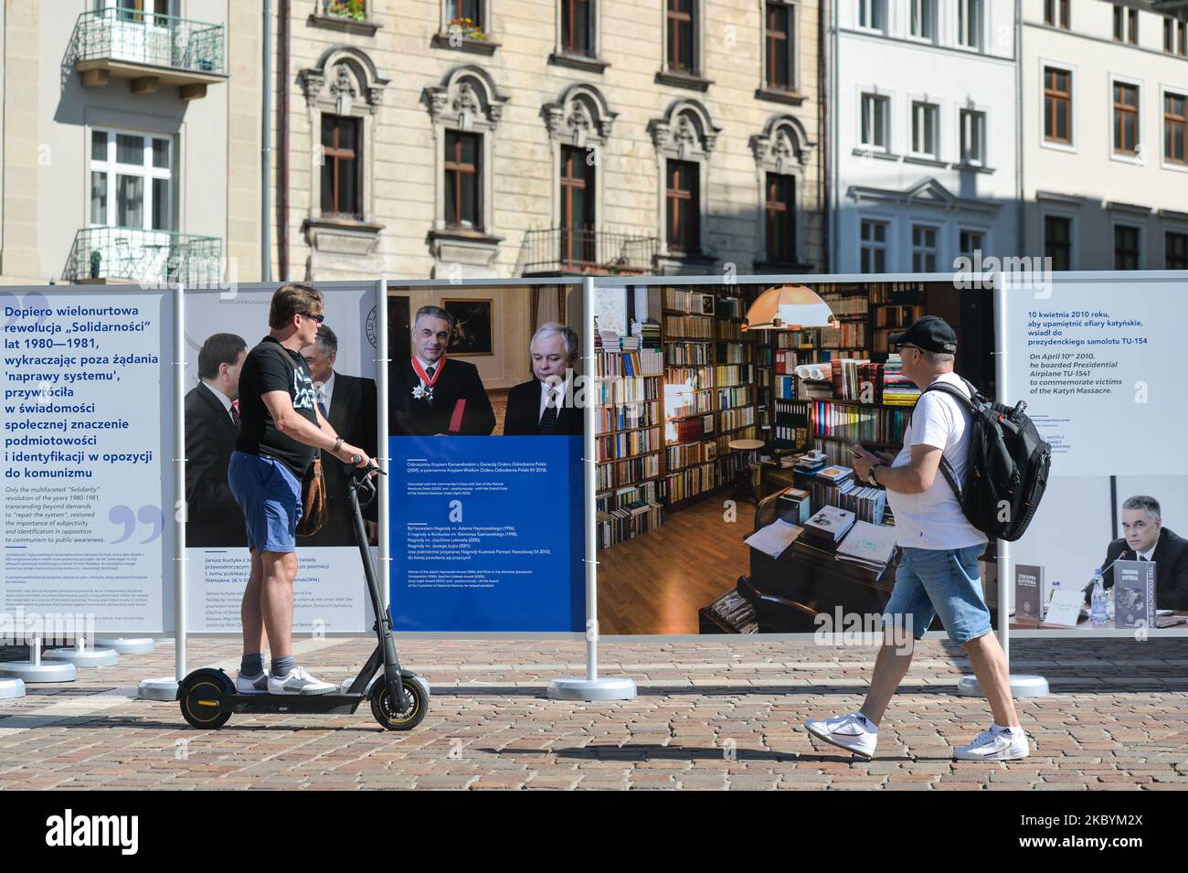 Tre mostre all'aperto sono state aperte in Piazza Szczepa?ski di Cracovia per celebrare i 20 anni dell'Istituto della memoria Nazionale (IPN) di Cracovia. Le principali aree di attività di IPN includono la ricerca e la documentazione delle perdite subite dalla Nazione polacca a seguito della seconda guerra mondiale e durante il periodo totalitario post-bellico. Sabato 12 settembre 2020, a Cracovia, Malopolskie Voivodato, Polonia. (Foto di Artur Widak/NurPhoto) Foto Stock