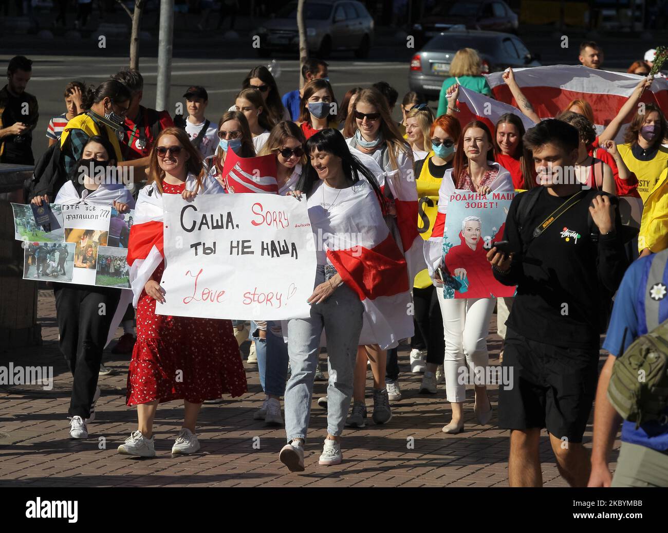 Le donne partecipano a un raduno di solidarietà con le proteste in Bielorussia dal titolo "marcia di solidarietà con le donne bielorusse" a Kiev, in Ucraina, il 12 settembre 2020. Gli attivisti di Amnesty International, i bielorussi che vivono in Ucraina e gli ucraini che li sostengono si sono riuniti per il loro raduno a sostegno delle proteste dell'opposizione in Bielorussia contro i risultati delle elezioni presidenziali. (Foto di Str/NurPhoto) Foto Stock
