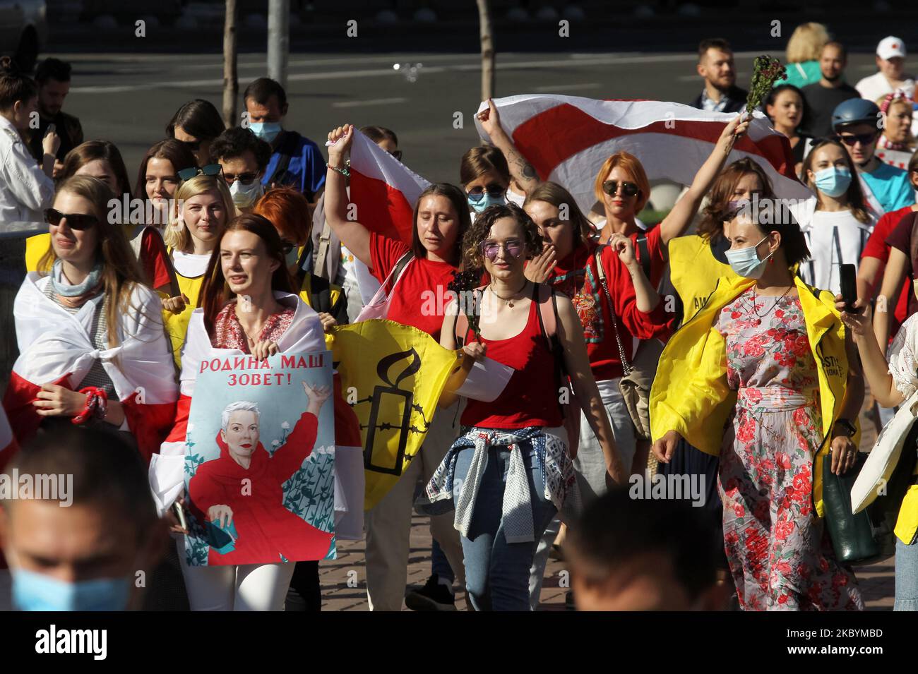 Le donne partecipano a un raduno di solidarietà con le proteste in Bielorussia dal titolo "marcia di solidarietà con le donne bielorusse" a Kiev, in Ucraina, il 12 settembre 2020. Gli attivisti di Amnesty International, i bielorussi che vivono in Ucraina e gli ucraini che li sostengono si sono riuniti per il loro raduno a sostegno delle proteste dell'opposizione in Bielorussia contro i risultati delle elezioni presidenziali. (Foto di Str/NurPhoto) Foto Stock