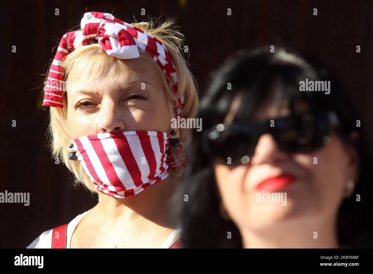Le donne partecipano a un raduno di solidarietà con le proteste in Bielorussia dal titolo "marcia di solidarietà con le donne bielorusse" nella Piazza dell'Indipendenza di Kyiv, Ucraina, il 12 settembre 2020. Gli attivisti di Amnesty International, i bielorussi che vivono in Ucraina e gli ucraini che li sostengono si sono riuniti per il loro raduno a sostegno delle proteste dell'opposizione in Bielorussia contro i risultati delle elezioni presidenziali. (Foto di Str/NurPhoto) Foto Stock