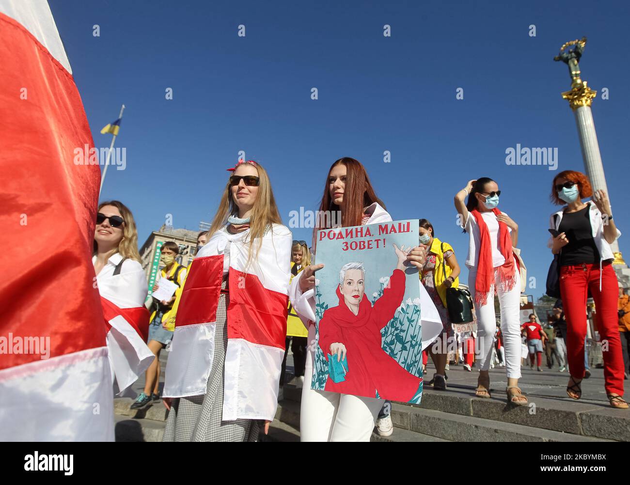 Le donne partecipano a un raduno di solidarietà con le proteste in Bielorussia dal titolo "marcia di solidarietà con le donne bielorusse" nella Piazza dell'Indipendenza di Kyiv, Ucraina, il 12 settembre 2020. Gli attivisti di Amnesty International, i bielorussi che vivono in Ucraina e gli ucraini che li sostengono si sono riuniti per il loro raduno a sostegno delle proteste dell'opposizione in Bielorussia contro i risultati delle elezioni presidenziali. (Foto di Str/NurPhoto) Foto Stock