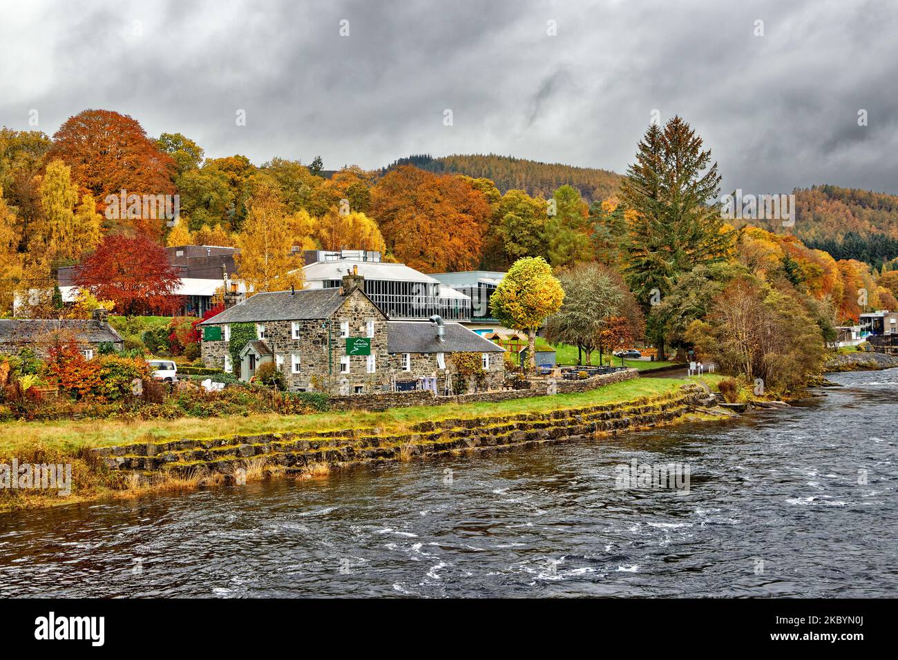 Pitlochry Perthshire Scotland fiume Tummel e il teatro del Festival il ristorante Port na Craig con alberi dai colori autunnali Foto Stock