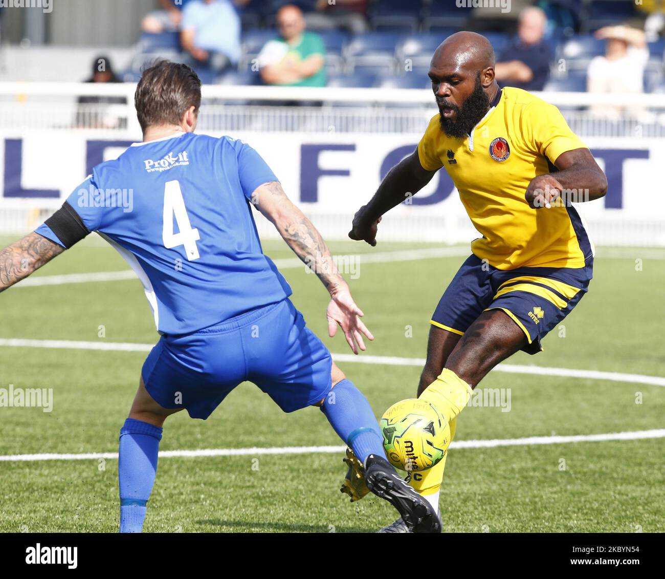 Gregory Akpele di Witham Town durante la fa Cup - Round preliminare tra Grays Athletic e Witham Town a Parkside , Park Lane, Aveley, Regno Unito il 12th settembre 2020 (Photo by Action Foto Sport/NurPhoto) Foto Stock