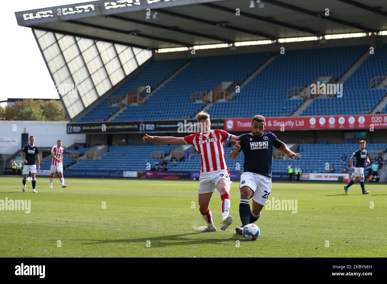 Una visione generale del gioco durante la partita del Campionato Sky Bet tra Millwall e Stoke City al Den, Londra, Inghilterra, il 12 settembre 2020. (Foto di Jacques Feeney/MI News/NurPhoto) Foto Stock