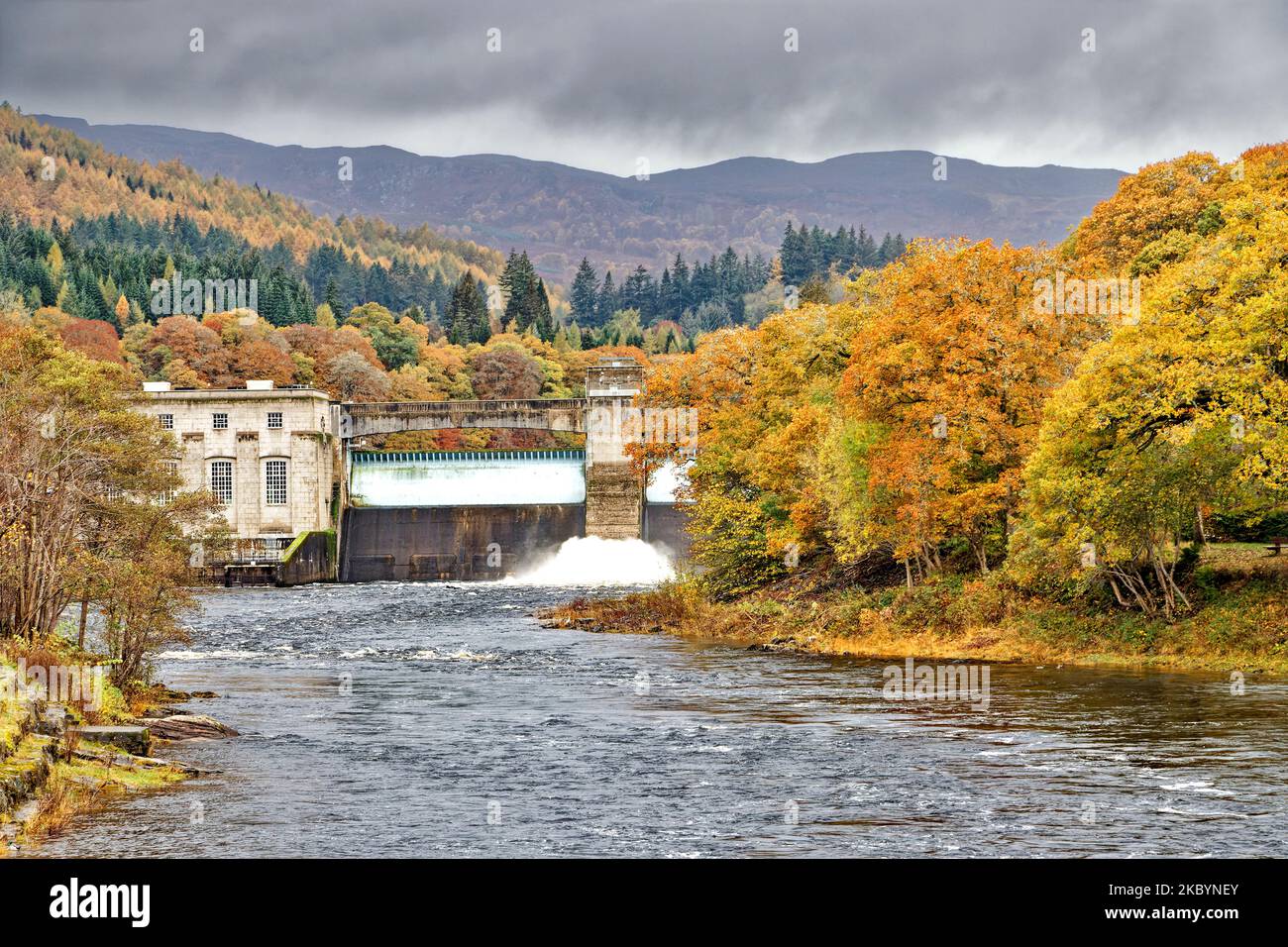 Pitlochry Perthshire Scozia la diga sul fiume Tummel e gli alberi in colori autunnali Foto Stock