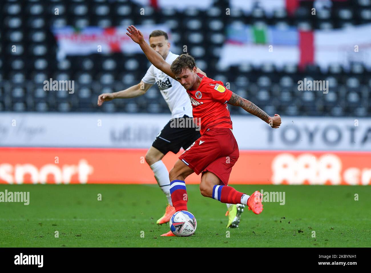 John Swift of Reading durante la partita del campionato Sky Bet tra Derby County e Reading al Pride Park, Derby, Inghilterra, il 12 settembre 2020. (Foto di Jon Hobley/MI News/NurPhoto) Foto Stock