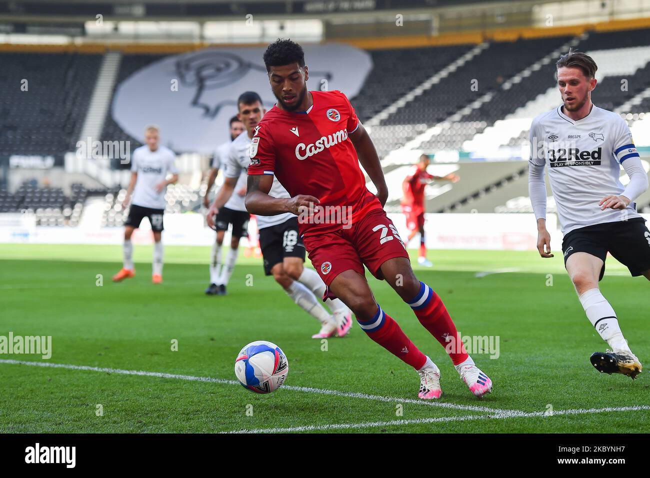 Josh Laurent di Reading durante la partita del campionato Sky Bet tra Derby County e Reading al Pride Park, Derby, Inghilterra, il 12 settembre 2020. (Foto di Jon Hobley/MI News/NurPhoto) Foto Stock