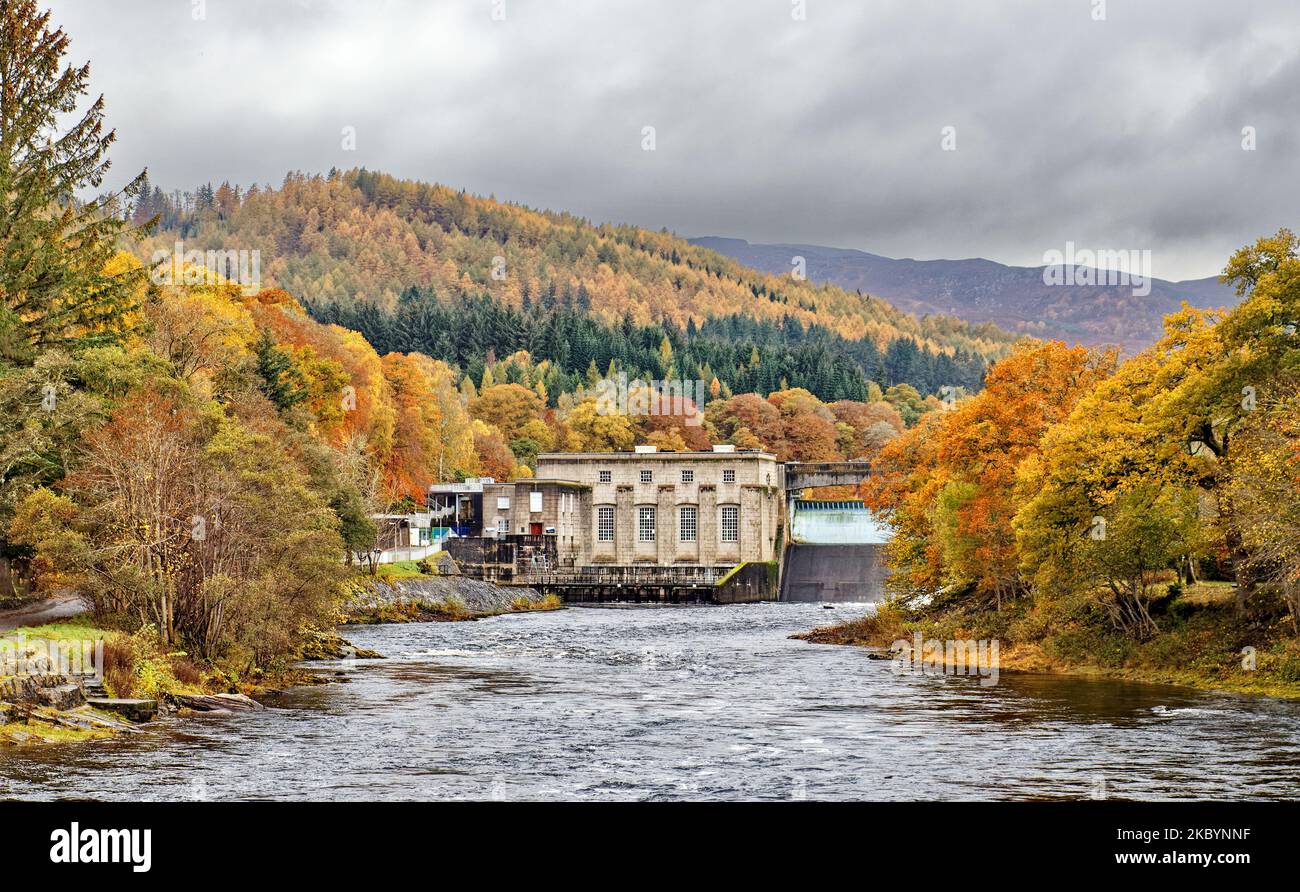 Pitlochry Perthshire Scozia la diga sul fiume Tummel e gli alberi in colori autunnali colorati Foto Stock