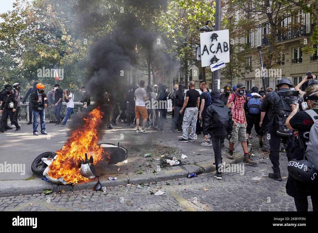 Una motocicletta bruciata dai manifestanti Gilets Jaunes dopo un ritorno alle proteste, dopo settimane di silenzio, si è accesa violenta il 12 settembre 2020 a Parigi, in Francia. Due anni dopo le loro contestate azioni di disobbedienza civile, i Gilets Jaunes, chiedono continue riforme politiche e sociali in mezzo alla crisi della sanità pubblica. (Foto di Adnan Farzat/NurPhoto) Foto Stock