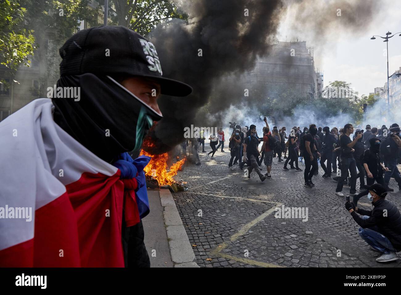 Una barricata ardente fatta dai manifestanti Gilets Jaunes dopo un ritorno alle proteste, dopo settimane di silenzio, si è violenta il 12 settembre 2020 a Parigi, Francia. Due anni dopo le loro contestate azioni di disobbedienza civile, i Gilets Jaunes, chiedono continue riforme politiche e sociali in mezzo alla crisi della sanità pubblica. (Foto di Adnan Farzat/NurPhoto) Foto Stock