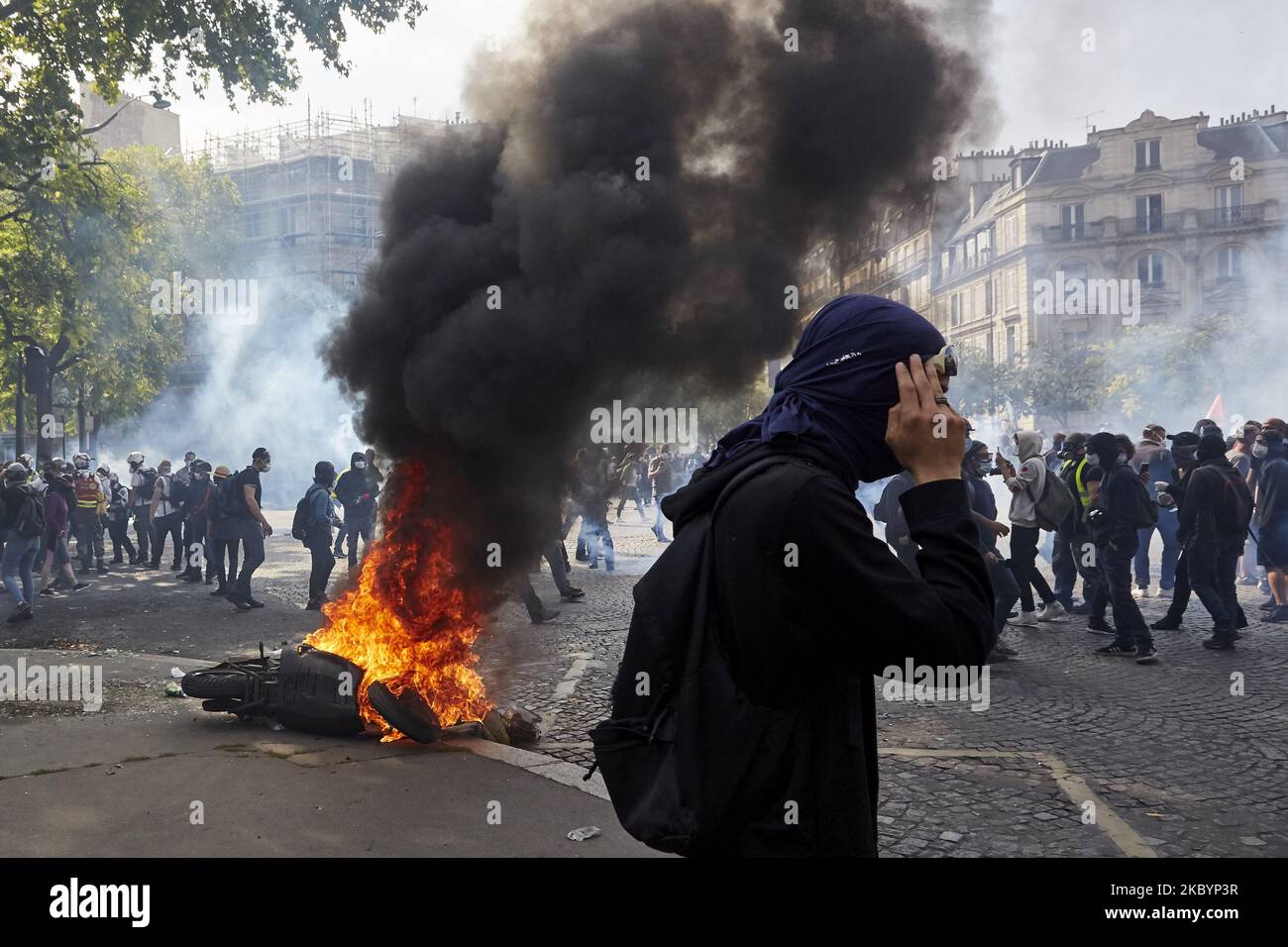 Una barricata ardente fatta dai manifestanti Gilets Jaunes dopo un ritorno alle proteste, dopo settimane di silenzio, si è violenta il 12 settembre 2020 a Parigi, Francia. Due anni dopo le loro contestate azioni di disobbedienza civile, i Gilets Jaunes, chiedono continue riforme politiche e sociali in mezzo alla crisi della sanità pubblica. (Foto di Adnan Farzat/NurPhoto) Foto Stock