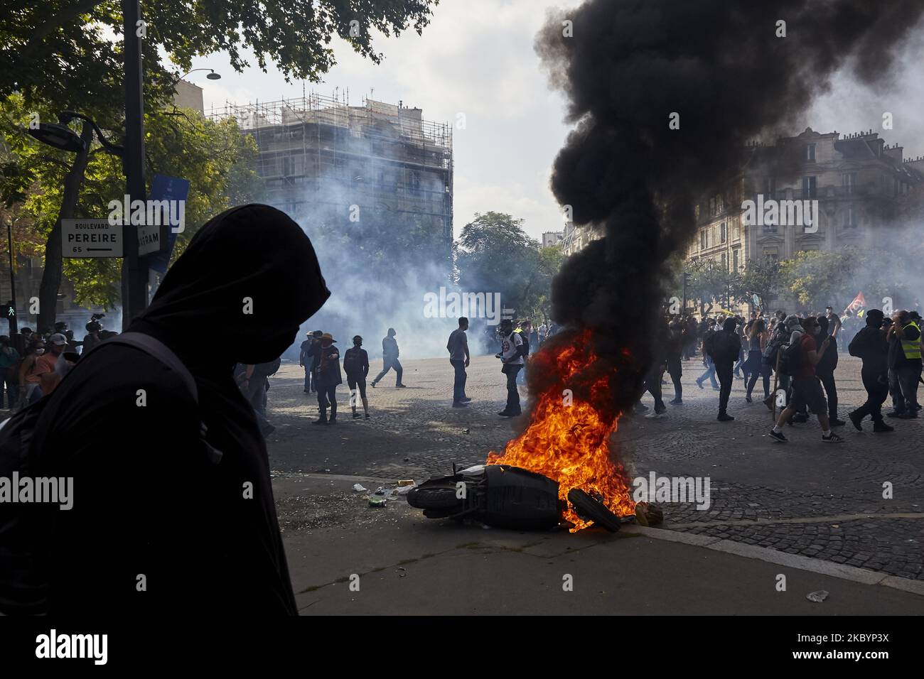 Una barricata ardente fatta dai manifestanti Gilets Jaunes dopo un ritorno alle proteste, dopo settimane di silenzio, si è violenta il 12 settembre 2020 a Parigi, Francia. Due anni dopo le loro contestate azioni di disobbedienza civile, i Gilets Jaunes, chiedono continue riforme politiche e sociali in mezzo alla crisi della sanità pubblica. (Foto di Adnan Farzat/NurPhoto) Foto Stock