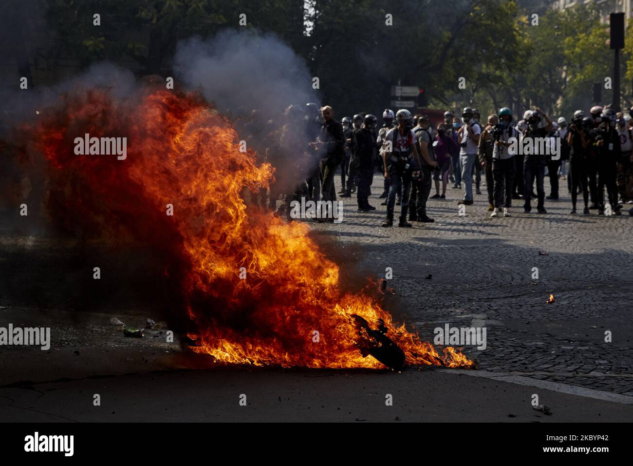 Una barricata ardente fatta dai manifestanti Gilets Jaunes dopo un ritorno alle proteste, dopo settimane di silenzio, si è violenta il 12 settembre 2020 a Parigi, Francia. Due anni dopo le loro contestate azioni di disobbedienza civile, i Gilets Jaunes, chiedono continue riforme politiche e sociali in mezzo alla crisi della sanità pubblica. (Foto di Adnan Farzat/NurPhoto) Foto Stock