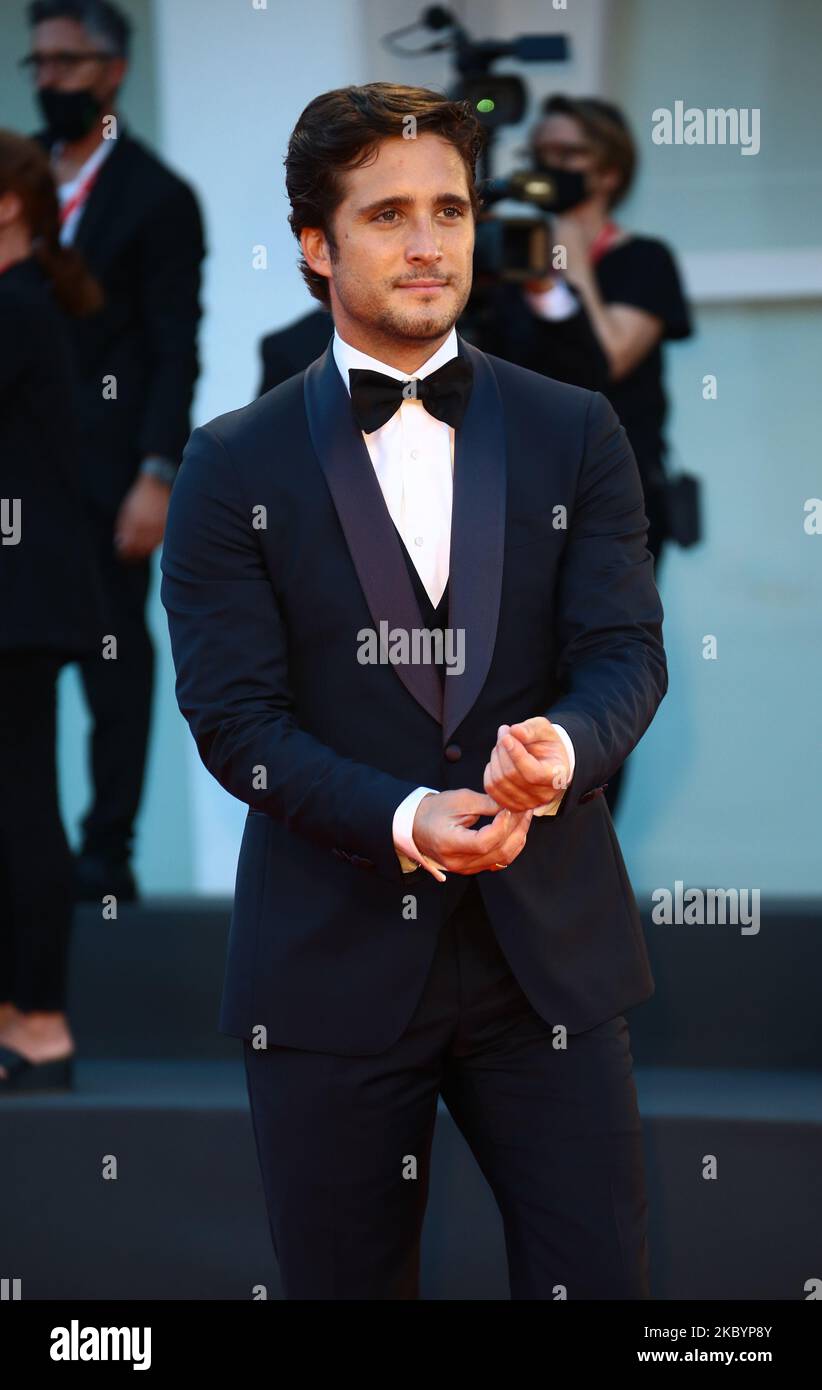 Diego Boneta cammina sul tappeto rosso in vista della cerimonia di chiusura al 77th° Festival del Cinema di Venezia, il 12 settembre 2020 a Venezia. (Foto di Matteo Chinellato/NurPhoto) Foto Stock