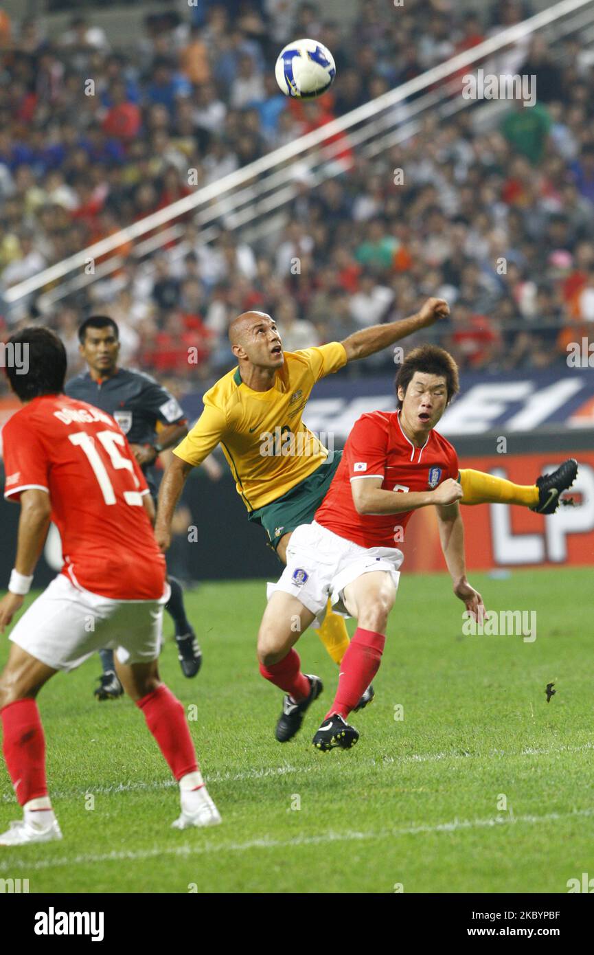 Mark Bresciano dell'Australia e Park Ji-Sung della Corea del Sud si sono sfidati per la palla durante la partita internazionale amichevole tra la Corea del Sud e i Socceroos Australiani allo Stadio di Coppa del mondo di Seoul il 5 settembre 2009 a Seoul, Corea del Sud. (Foto di Seung-il Ryu/NurPhoto) Foto Stock