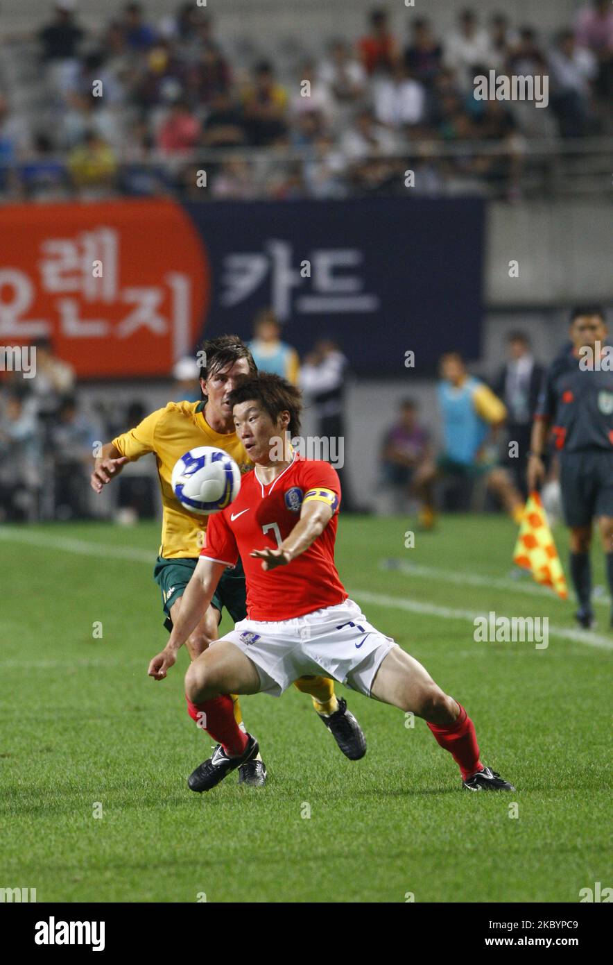 Shane Stefanutto dell'Australia e Park Ji-Sung della Corea del Sud gareggiano per la palla durante la partita internazionale amichevole tra la Corea del Sud e i Socceroos Australiani allo Stadio di Coppa del mondo di Seoul il 5 settembre 2009 a Seoul, Corea del Sud. (Foto di Seung-il Ryu/NurPhoto) Foto Stock