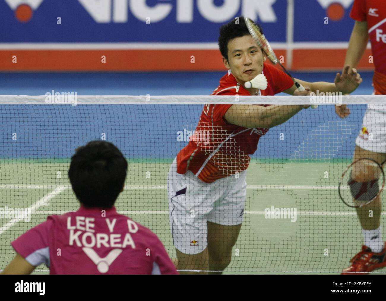 Lee Yong Dae (fronte) e Jung Jae Sung della Corea del Sud competono con i cinesi Cai Yun (retro) e fu Haifeng nella doppia finale al Korea Open Badminton Super Series Premier nell'Olympic Park di Seoul, Corea del Sud, il 8 gennaio 2012. La Cina ha sconfitto la Corea del Sud 18-21, 21-17, 21-19. (Foto di Seung-il Ryu/NurPhoto) Foto Stock