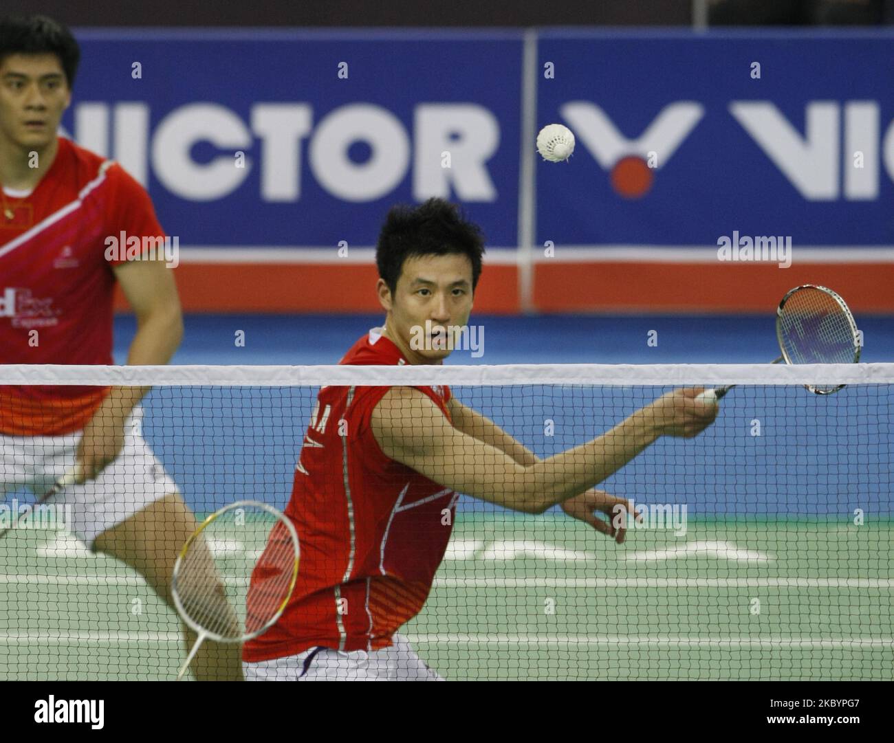 Lee Yong Dae e Jung Jae Sung della Corea del Sud competono con i cinesi Cai Yun (anteriore) e fu Haifeng (posteriore) nella doppia finale al Korea Open Badminton Super Series Premier nel Parco Olimpico di Seoul, Corea del Sud, il 8 gennaio 2012. La Cina ha sconfitto la Corea del Sud 18-21, 21-17, 21-19. (Foto di Seung-il Ryu/NurPhoto) Foto Stock