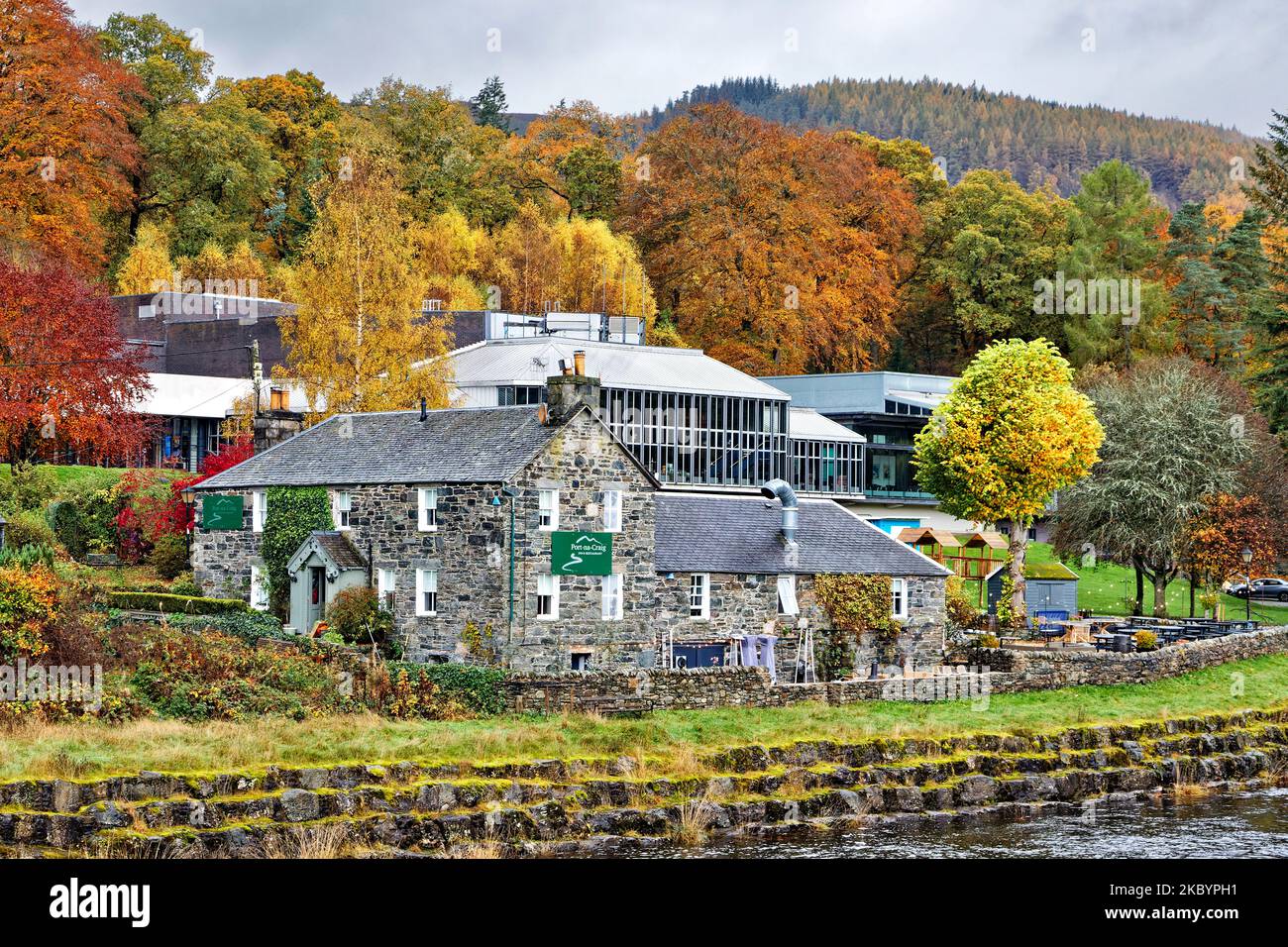 Pitlochry Perthshire Scotland il teatro del Festival il ristorante Port na Craig con alberi dai colori autunnali Foto Stock