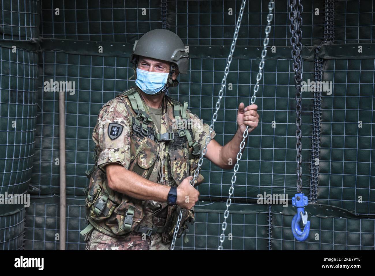 Il 4th° Reggimento degli ingegneri della Brigata Aosta dell'Esercito Italiano oggi ha usato il suo reato EOD (Explosive Ordnance Disposal) per disinnescare una bomba della seconda guerra mondiale trovata nel porto di Palermo il 13 settembre 2020. (Foto di Francesco Militello Mirto/NurPhoto) Foto Stock