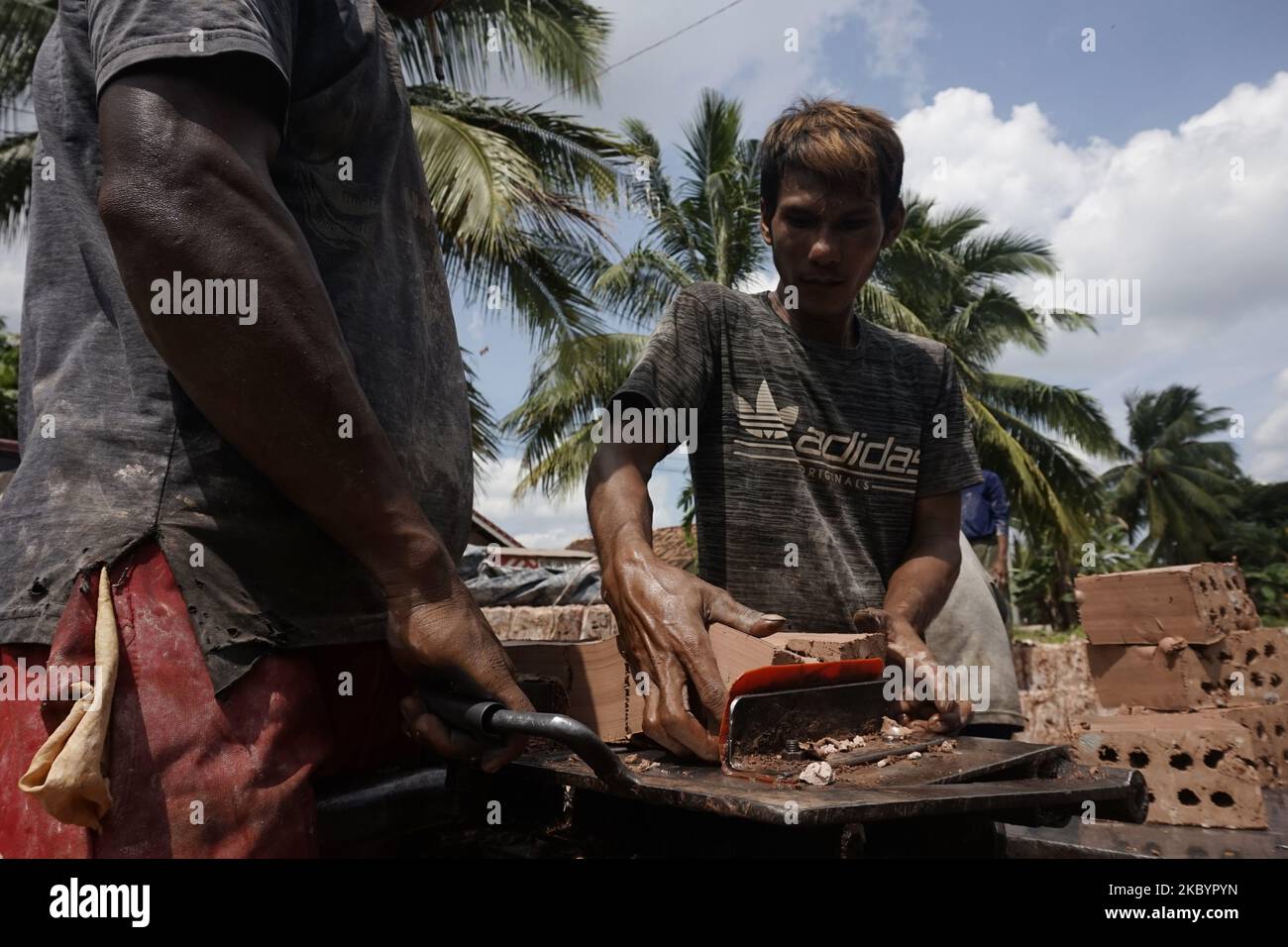 Lavoratori che fabbricano mattoni a Palembang, Sumatra Sud, Indonesia il 30 giugno 2020, poi utilizzando macchine. Le vendite di mattoni a Palembang sono diminuite drammaticamente fino ad oggi a causa della diffusione dell'epidemia di coronavirus. (Foto di Sigit Prasetya/NurPhoto) Foto Stock