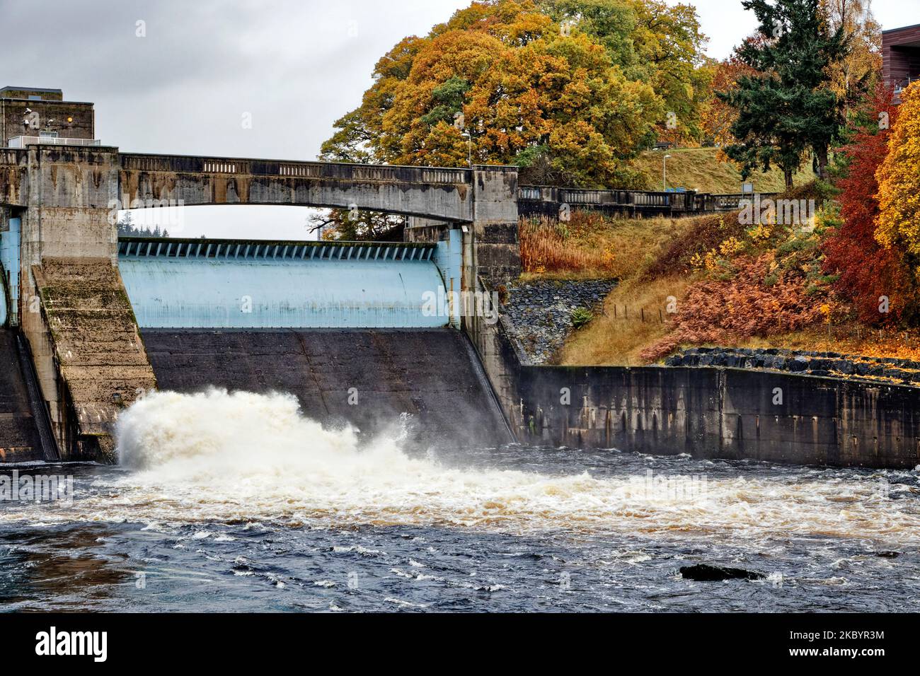 Pitlochry Perthshire Scozia il fiume Tummel e la diga con alberi nei colori autunnali Foto Stock