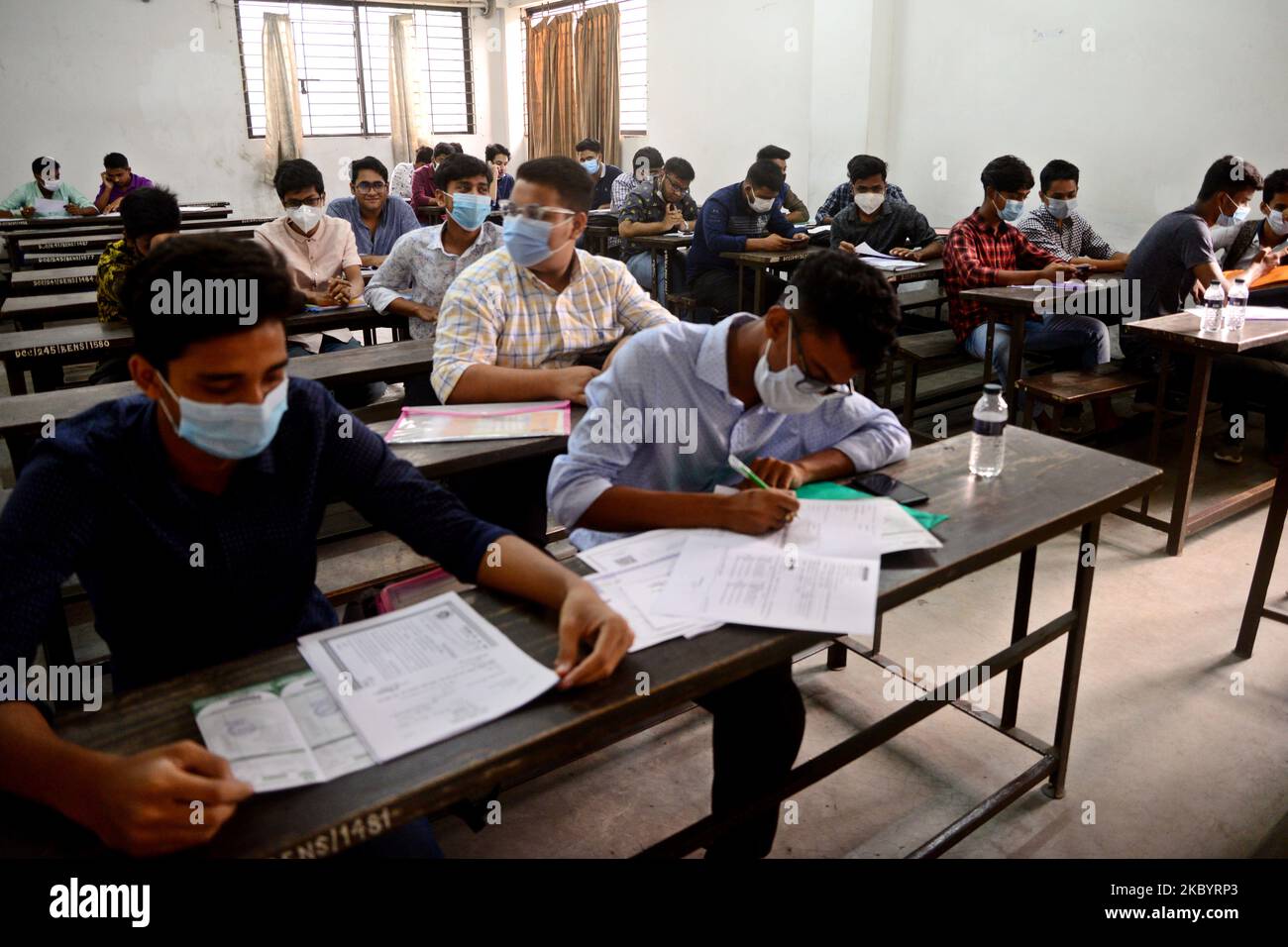 Studenti del Bangladesh che indossano il facemask compilando il modulo di ammissione per ottenere l'ammissione al certificato superiore secondario (HSC) durante la pandemia di coronavirus in un College Ground a Dhaka, Bangladesh, il 13 settembre 2020. Secondo il Consiglio di coordinamento Inter-Education, 1,4 milioni di studenti, che hanno superato il CSD e i suoi esami equivalenti in tre fasi, hanno presentato la loro domanda di ammissione. (Foto di Mamunur Rashid/NurPhoto) Foto Stock