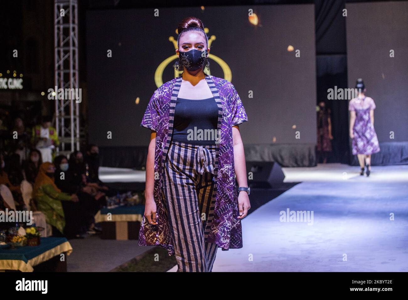 Il modello indossava un motivo batik di pesce marlin progettato da un designer locale durante la sfilata di moda Batam Batik Fashion Week 2020 su Engku Hamidah Plain, Riau, Islands, Indonesia, il 12 settembre, 2020. Questa sfilata di moda si svolge ora con il protocollo sanitario dell'era Covid. (Foto di Teguh Prihatna/NurPhoto) Foto Stock