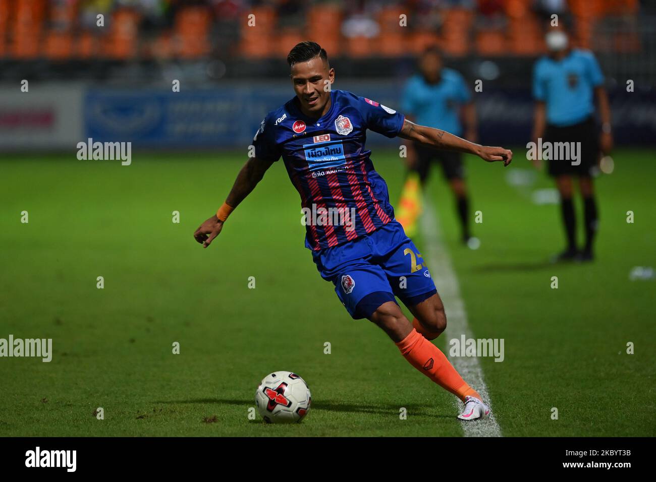 Kevin Deeromram di Port FC in azione durante il concorso Thai League 2020 tra Port FC e Police Tero FC allo stadio Pat il 13 settembre 2020 a Bangkok, Thailandia. (Foto di Vachira Vachira/NurPhoto) Foto Stock