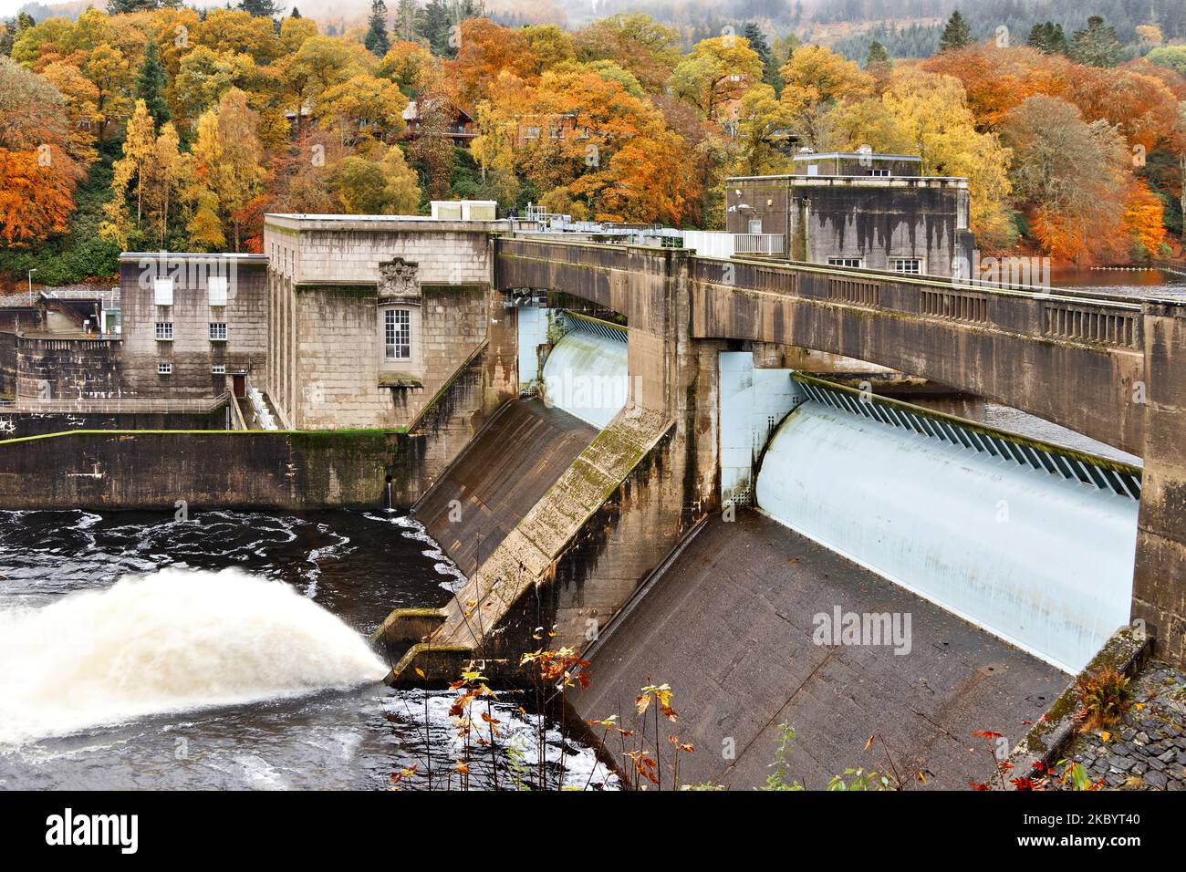 Pitlochry Perthshire Scotland il fiume Tummel si è attraversato dagli alberi delle pareti della diga nei colori autunnali sulle rive Foto Stock