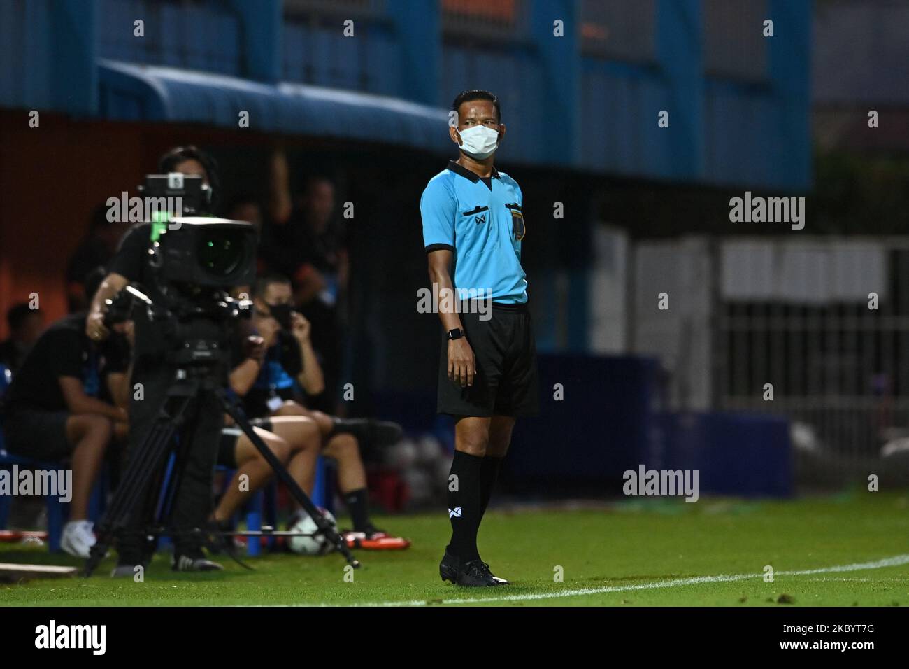 Phairoj Boonkamnand quarto arbitro indossando una maschera facciale durante il concorso Thai League 2020 tra Port FC e Police Tero FC allo stadio Pat il 13 settembre 2020 a Bangkok, Thailandia. (Foto di Vachira Vachira/NurPhoto) Foto Stock