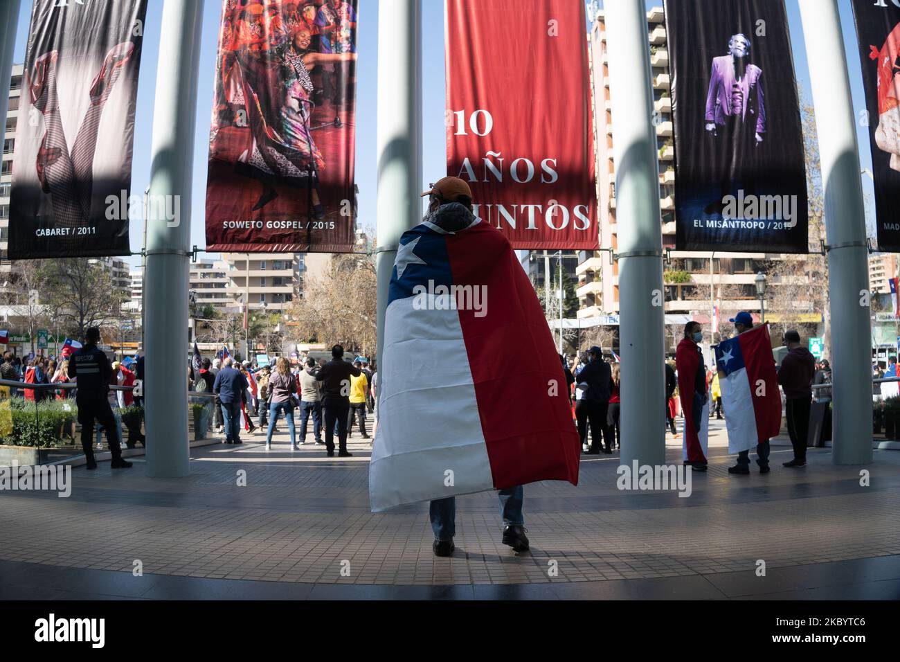 Una persona con la bandiera cilena legata intorno al collo, nel centro civico di Las Condes. Il 12 settembre 2020, a Santiago, Cile. (Foto di Matias Basualdo/NurPhoto) Foto Stock