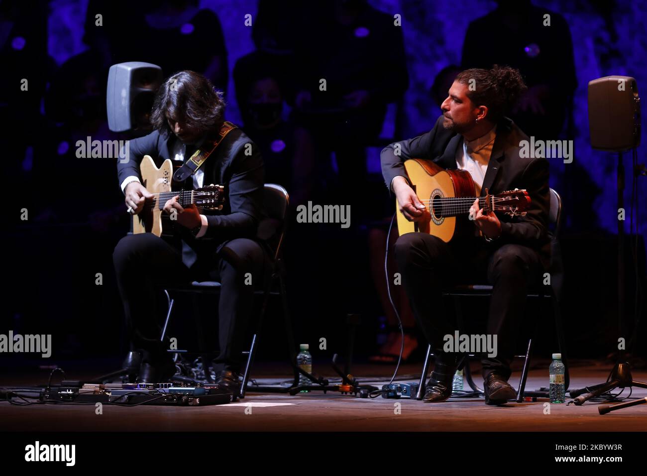 Due chitarristi durante il concerto di apertura del festival di musica e danza del flamenco di Milnoff il 13 settembre 2020 (Photo by Ãlex CÃ¡mara/NurPhoto) Foto Stock