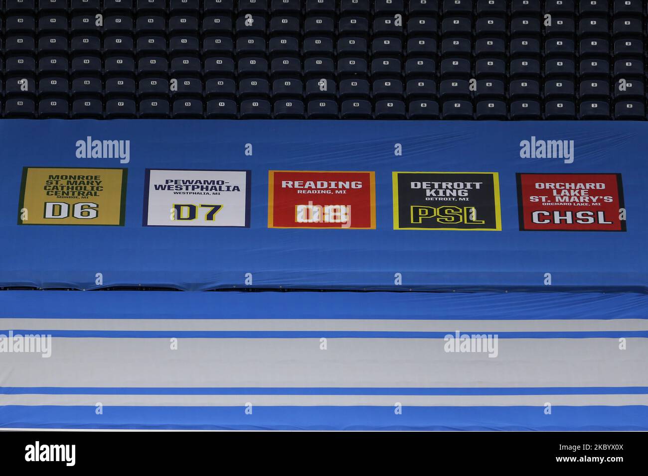 Esposizione nell'area dei posti a sedere degli spettatori in onore dei campioni di Stato del MHSAA Football 2019 durante la prima metà di una partita di football NFL contro gli orsi Chicago a Detroit, Michigan USA, domenica 13 settembre 2020. (Foto di Amy Lemus/NurPhoto) Foto Stock