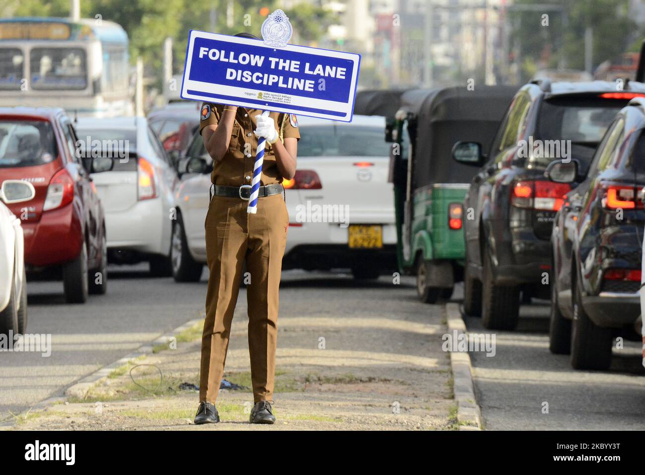 Donne polizia Constables in possesso di cartelloni come parte di un programma di sensibilizzazione per conducenti e automobilisti sulle nuove leggi sulla corsia di circolazione, a Colombo, Sri Lanka, il 15 settembre 2020. Il programma è stato organizzato dalla polizia dello Sri Lanka dopo la decisione del governo di reintrodurre le leggi sulle corsie di circolazione e le corsie prioritarie degli autobus a Colombo e nei sobborghi. (Foto di Achila Jayawardana/NurPhoto) Foto Stock