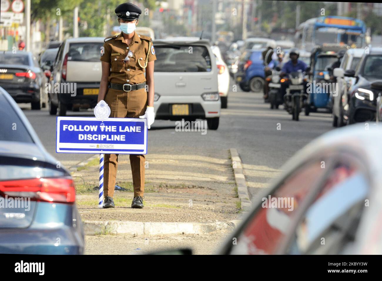 Donne polizia Constables in possesso di cartelloni come parte di un programma di sensibilizzazione per conducenti e automobilisti sulle nuove leggi sulla corsia di circolazione, a Colombo, Sri Lanka, il 15 settembre 2020. Il programma è stato organizzato dalla polizia dello Sri Lanka dopo la decisione del governo di reintrodurre le leggi sulle corsie di circolazione e le corsie prioritarie degli autobus a Colombo e nei sobborghi. (Foto di Achila Jayawardana/NurPhoto) Foto Stock