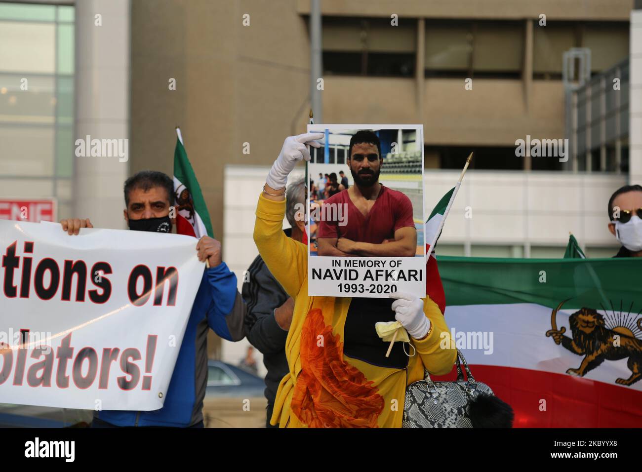 Iraniani in Canada su Mel Lastman Square dimostrano contro l'esecuzione del lottatore Navid Afkari da parte del regime iraniano, a Toronto, Ontario, 15 settembre 2020. La condanna a morte ha causato lo sprouardo internazionale, ma il regime persisteva. (Foto di Sayed Najafizada/NurPhoto) Foto Stock