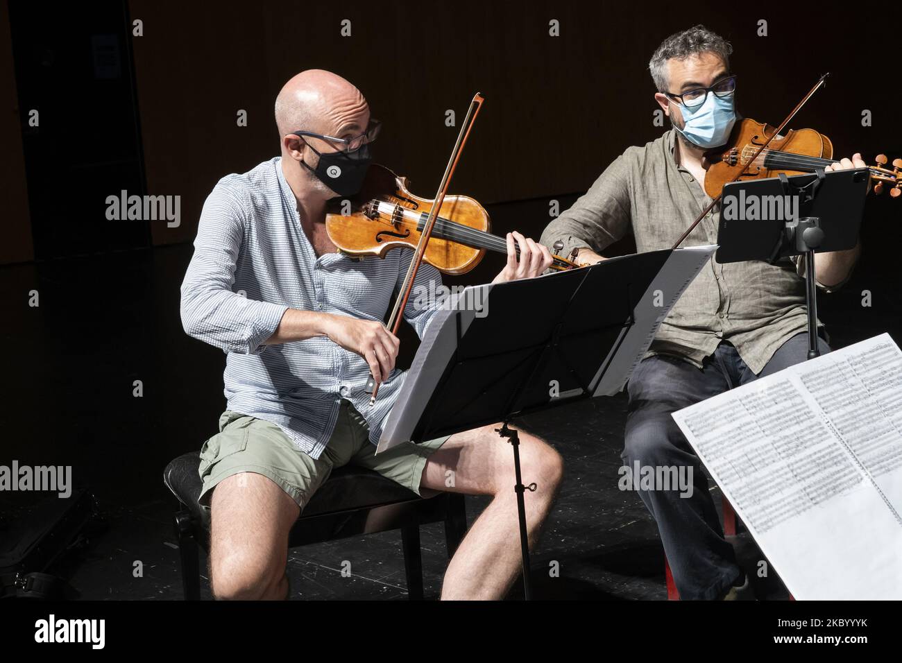 I violinisti Aitor Hevia e Cibran Sierra durante le prove del Quartetto di Quiroga che esegue la musica di Camara prima del loro concerto alla 69th edizione del Santander International Festival (FIS) 2020 a Santander, Spagna, il 21, 2020. (Foto di Joaquin Gomez Sastre/NurPhoto) Foto Stock