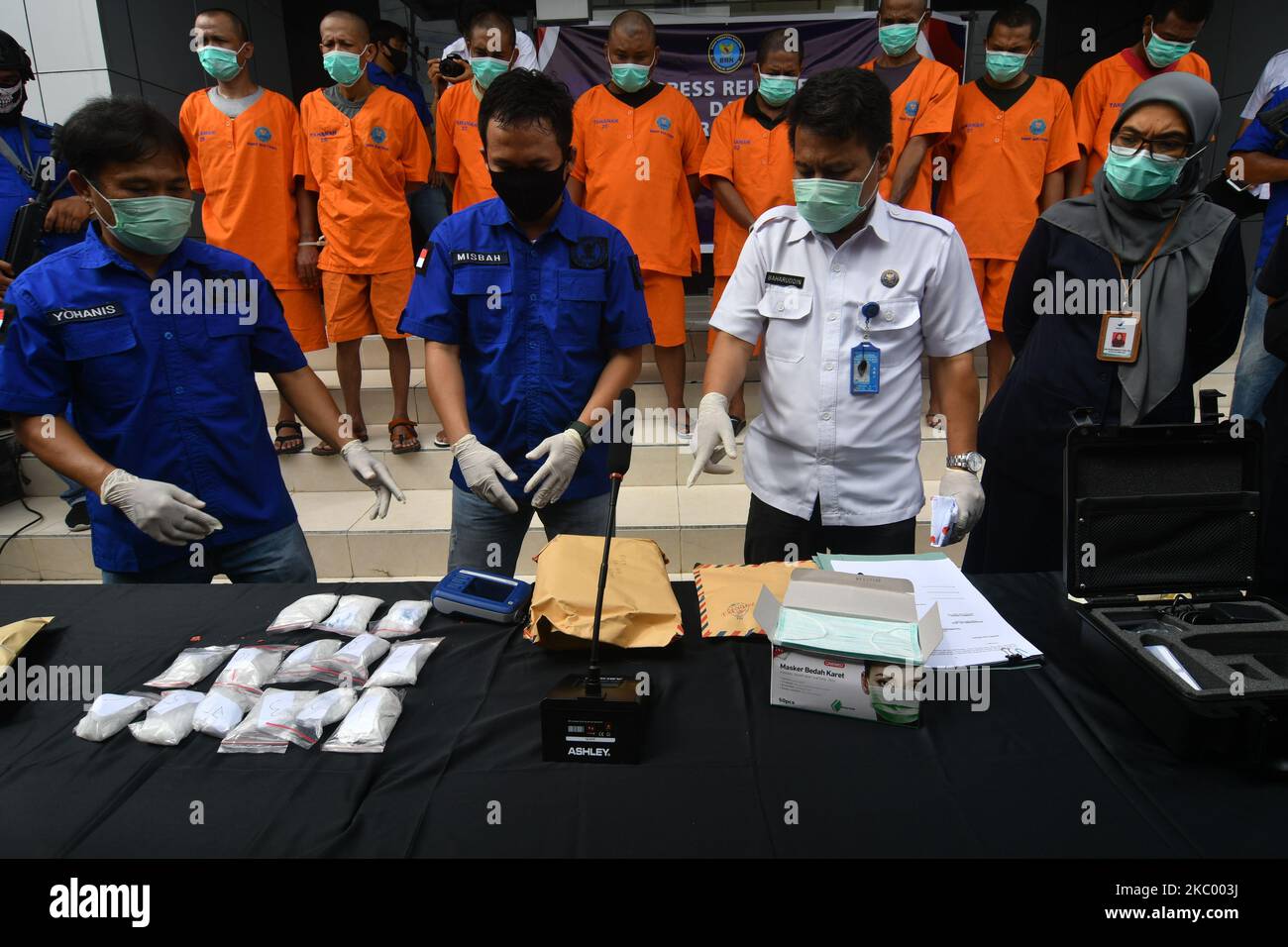 Gli ufficiali mostrano un certo numero di prove di metanfetamine e droghe di marijuana che sono state confiscate da un certo numero di sospetti all'ufficio nazionale dell'agenzia nazionale di Narcotics della provincia di Sulawesi centrale (BNN) a Palu, Sulawesi centrale, Indonesia il 15 settembre 2020. Durante la pandemia del virus corona (COVID-19), il tasso di criminalità è aumentato. Alcuni criminali ammettono di commettere crimini per necessità economica. (Foto di Mohamad Hamzah/NurPhoto) Foto Stock