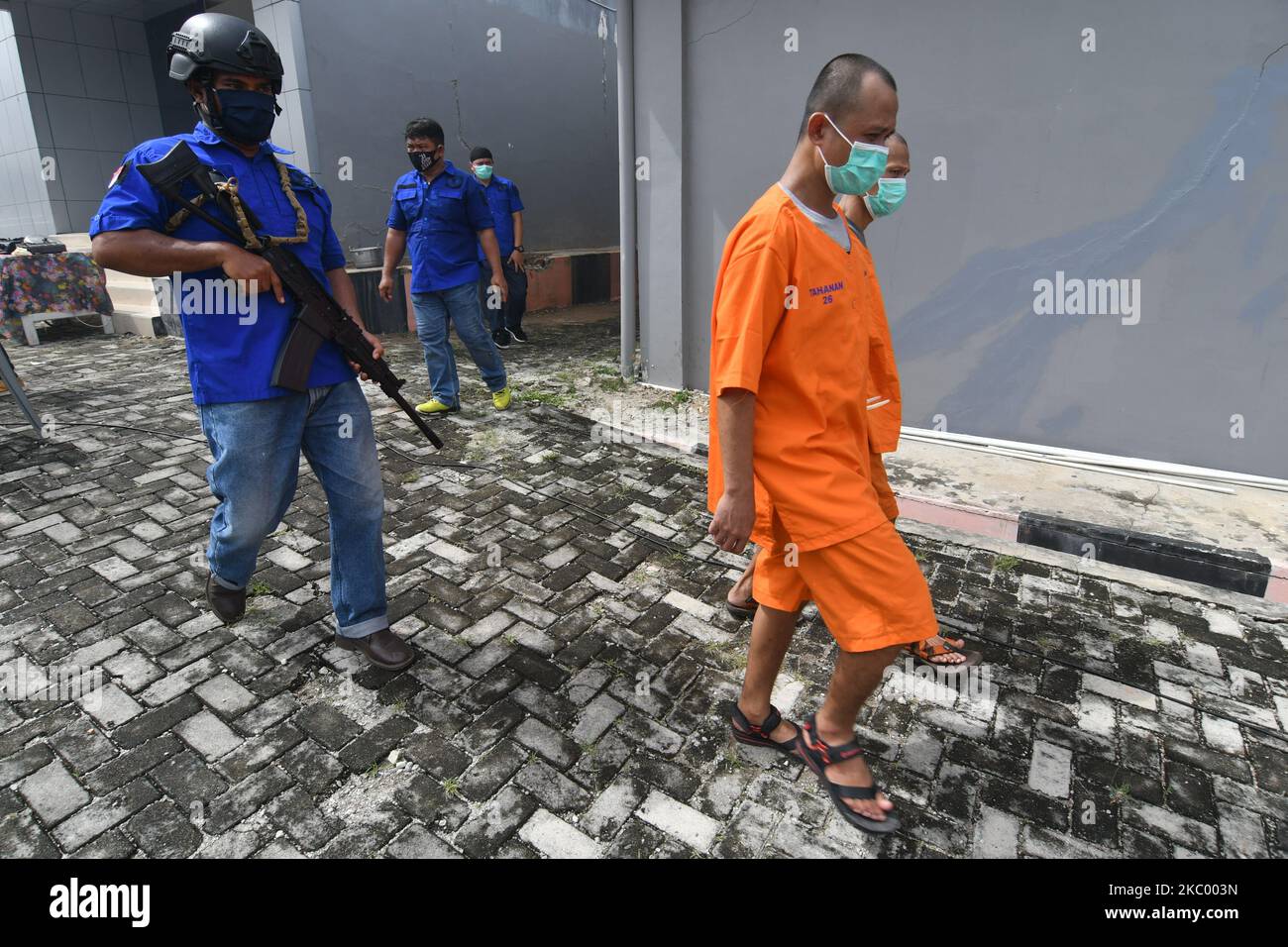 Gli ufficiali hanno portato un certo numero di sospetti nel traffico di metanfetamine e droghe di marijuana che sono stati arrestati presso l'Ufficio dell'Agenzia Nazionale Narcotica (BNN) della Provincia di Sulawesi Centrale a Palu, Provincia di Sulawesi Centrale, Indonesia il 15 settembre 2020. Durante la pandemia del virus corona (COVID-19), il tasso di criminalità è aumentato. Alcuni criminali ammettono di commettere crimini per necessità economica. (Foto di Mohamad Hamzah/NurPhoto) Foto Stock