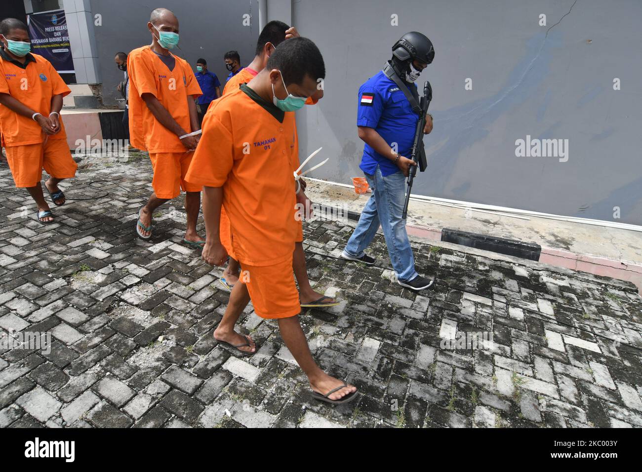 Gli ufficiali hanno portato un certo numero di sospetti nel traffico di metanfetamine e droghe di marijuana che sono stati arrestati presso l'Ufficio dell'Agenzia Nazionale Narcotica (BNN) della Provincia di Sulawesi Centrale a Palu, Provincia di Sulawesi Centrale, Indonesia il 15 settembre 2020. Durante la pandemia del virus corona (COVID-19), il tasso di criminalità è aumentato. Alcuni criminali ammettono di commettere crimini per necessità economica. (Foto di Mohamad Hamzah/NurPhoto) Foto Stock