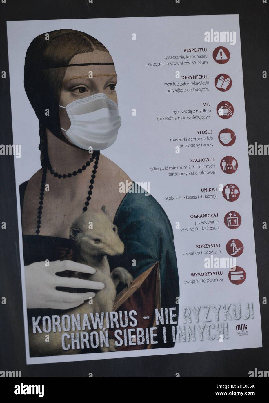 Un poster con un'immagine di 'Signora con un Ermine' che indossa una maschera medica protettiva, visto all'ingresso del Museo Nazionale nella Sala dei tessuti, a Cracovia. Il 15 settembre 2020, a Cracovia, Polonia. (Foto di Artur Widak/NurPhoto) Foto Stock