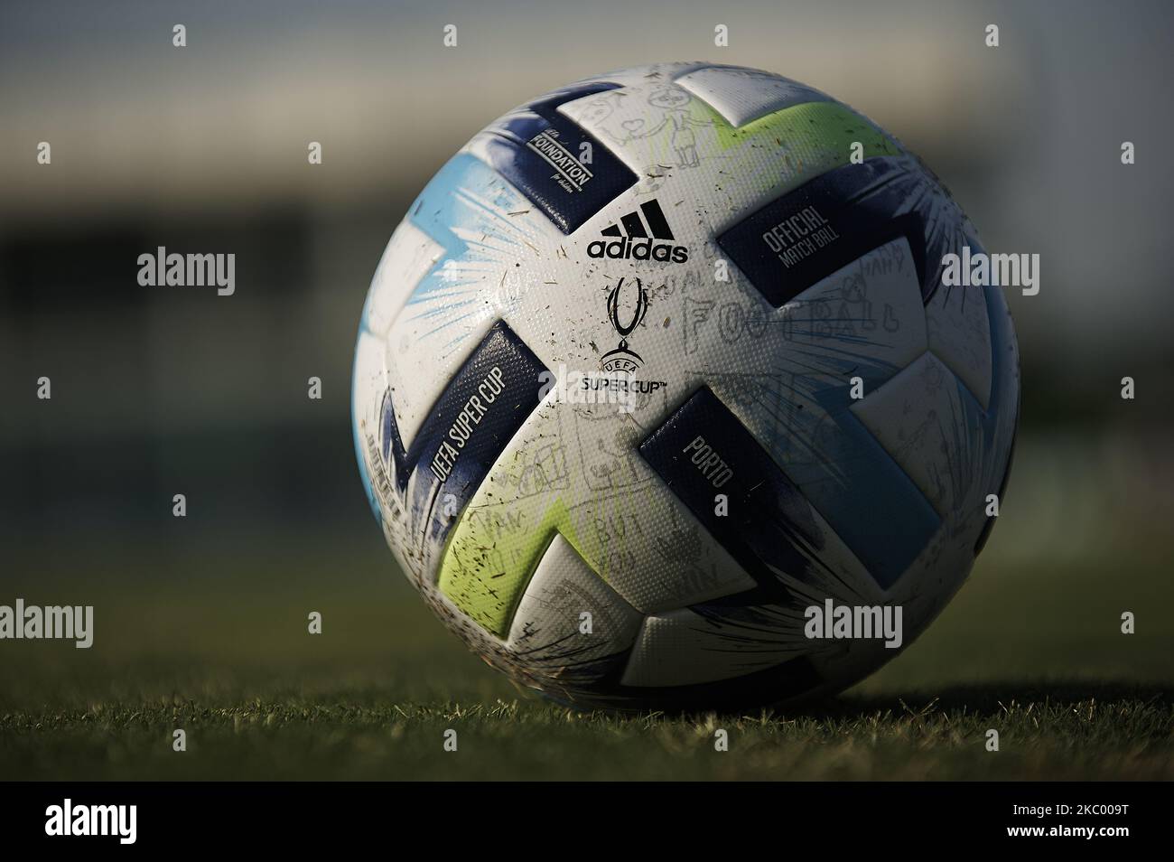 Nuova palla Adidas con la quale la Supercoppa UEFA si disputerà durante la partita amichevole pre-stagione tra Sevilla CF e UD Levante alla Pinatar Arena il 15 settembre 2020 a Murcia, Spagna. (Foto di Jose Breton/Pics Action/NurPhoto) Foto Stock