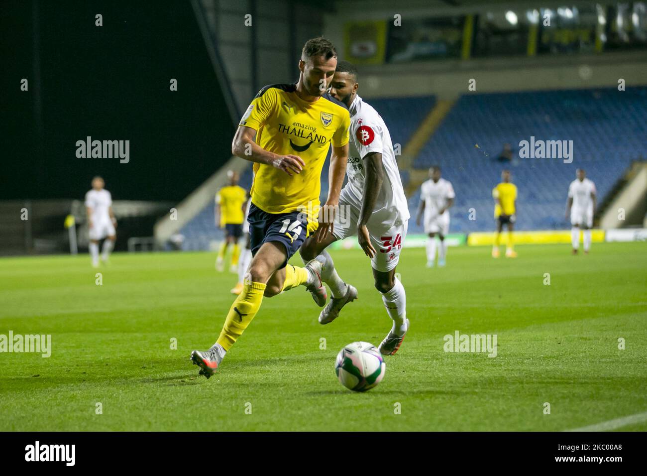 Anthony Forde di Oxford United e Jerome Sinclair di Watford durante la partita della Carabao Cup tra Oxford United e Watford al Kassam Stadium di Oxford, Inghilterra (Photo by Leila Coker/MI News/NurPhoto) Foto Stock