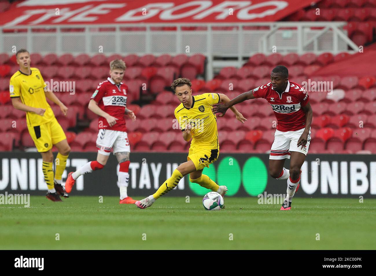 Jordan Williams di Barnsley e Anfernee Dijksteel di Middlesbrough durante la Carabao Cup match tra Middlesbrough e Barnsley al Riverside Stadium, Middlesbrough. (Foto di Mark Fletcher/MI News/NurPhoto) Foto Stock