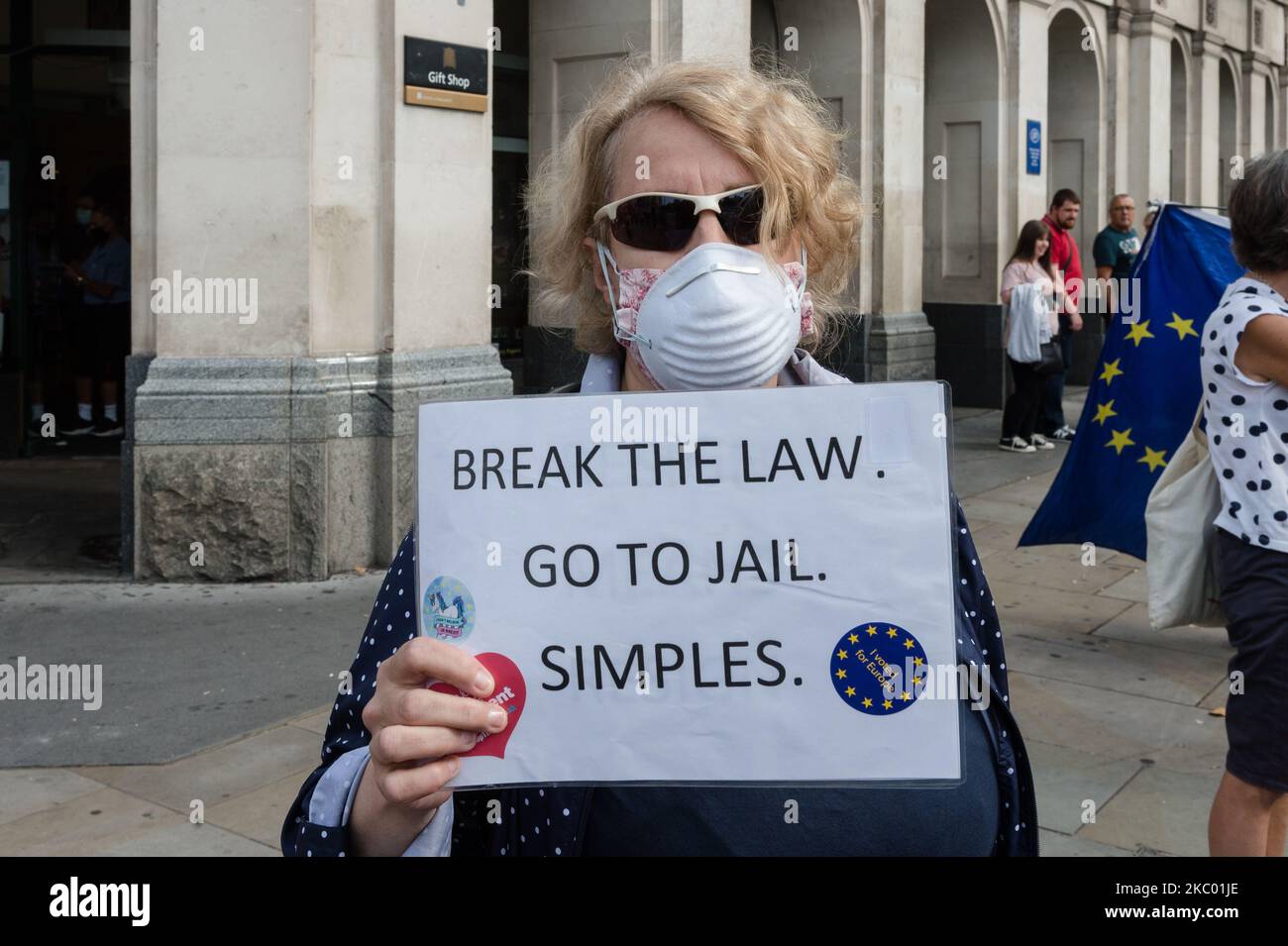 I dimostranti pro-UE protestano al di fuori delle Camere del Parlamento contro la Brexit senza accordo il 16 settembre 2020 a Londra, Inghilterra. Lunedì, il controverso disegno di legge sul mercato interno, che permetterebbe ai ministri di ignorare gli elementi dell'accordo di ritiro dell'UE sull'Irlanda del Nord e gli aiuti di Stato, è stato approvato in seconda lettura con ulteriori votazioni previste la prossima settimana. (Foto di Wiktor Szymanowicz/NurPhoto) Foto Stock