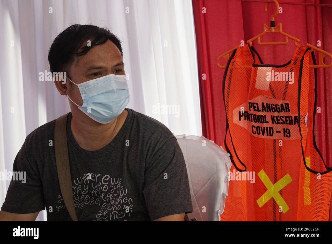 I residenti catturati nel raid che non indossano maschere facciali sono in coda per fornire i loro file di dati personali a Palembang, Sumatra Sud, Indonesia, il 17 settembre 2020. (Foto di Sigit Prasetya/NurPhoto) Foto Stock