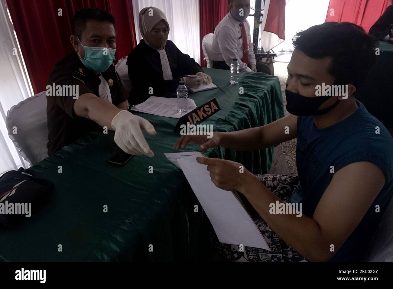 I residenti catturati nel raid che non indossano maschere facciali sono in coda per fornire i loro file di dati personali a Palembang, Sumatra Sud, Indonesia, il 17 settembre 2020. (Foto di Sigit Prasetya/NurPhoto) Foto Stock