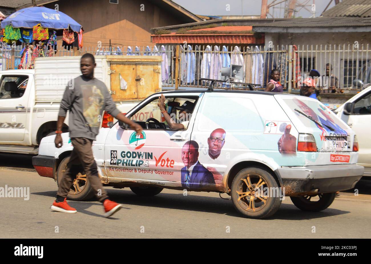 Un uomo passa davanti a un’auto marcata con il partito democratico del popolo (PDP), Godwin Obaseki, che sta cercando di rieleggere per altri quattro anni come governatore dello Stato dell’Edo. Lo Stato dell'Edo presenterà le proprie urne il 19 settembre nelle elezioni del governo. Il concorso governativo vedrà Godwin Obaseki, in carica, cercare di vincere un secondo mandato di quattro anni contro tutti i concorrenti del Congresso progressista Osagie Ize-Iyamu in quella che si prevede sarà una gara vicina. (Foto di Olukayode Jaiyeola/NurPhoto) Foto Stock